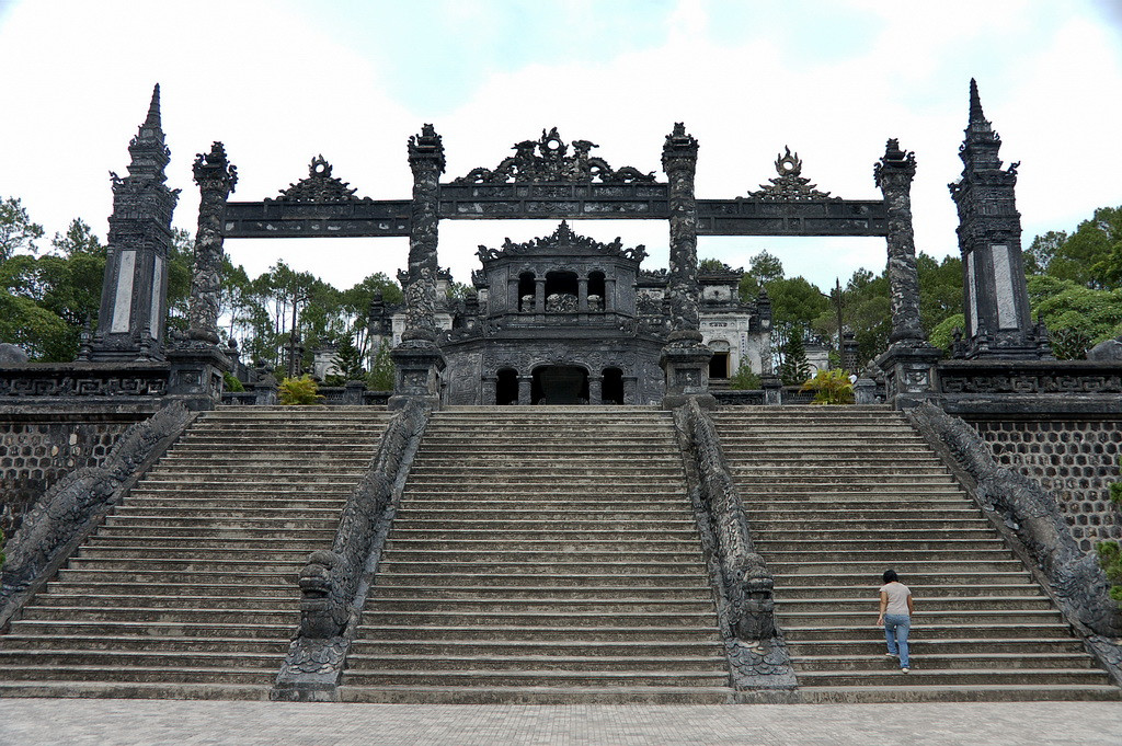Гробница Кхай-Динь (Lăng Khai Dinh) в пригороде Хюэ – фотографии Вьетнама