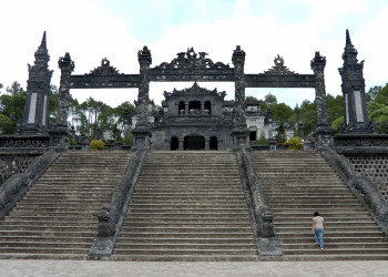 Гробница Кхай-Динь (Lăng Khai Dinh) в пригороде Хюэ – фотографии Вьетнама