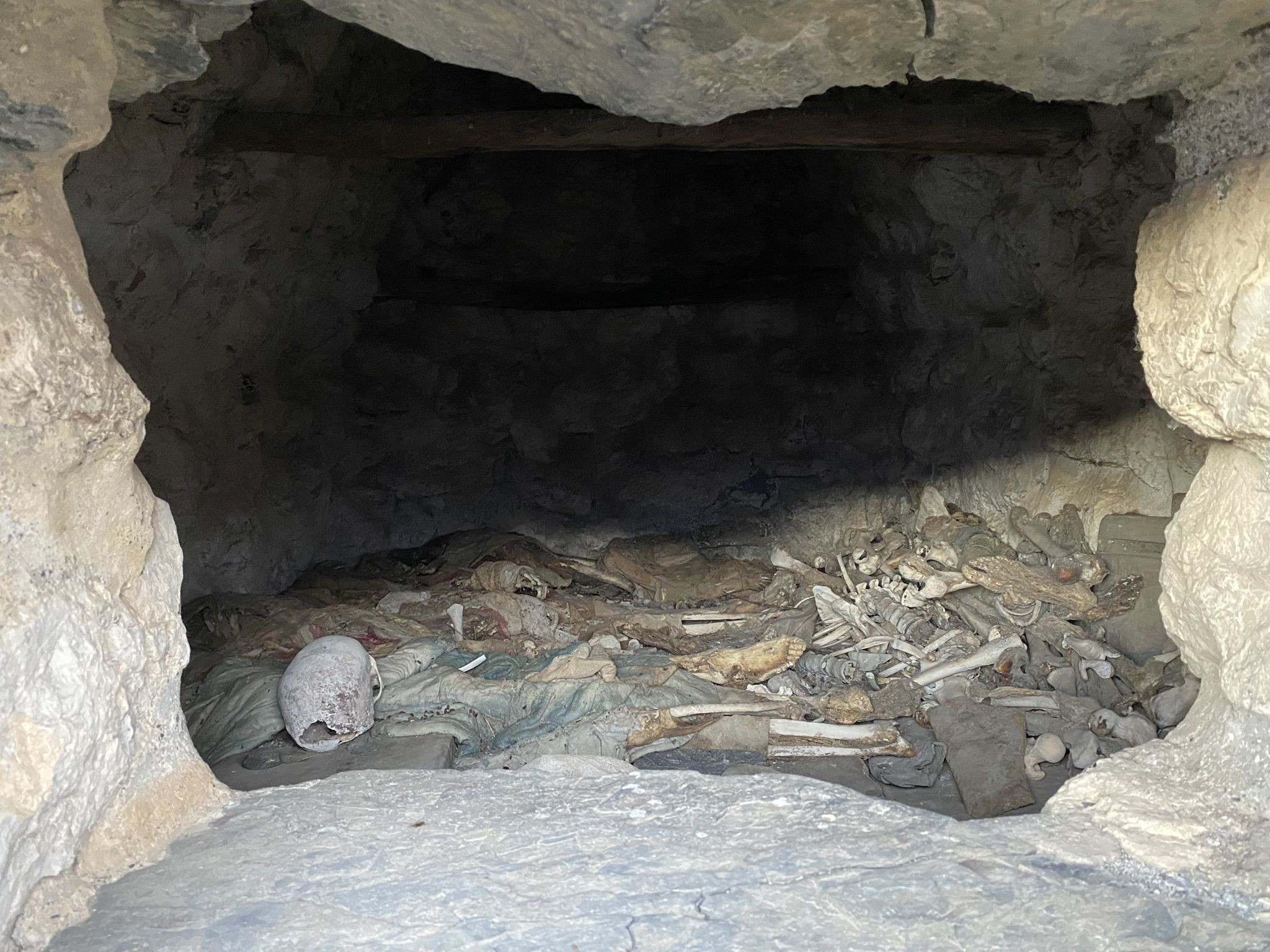 Кости и черепа в усыпальницах города мёртвых Даргавс – фотографии России