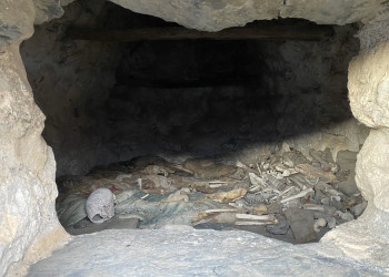 Кости и черепа в усыпальницах города мёртвых Даргавс – фотографии России