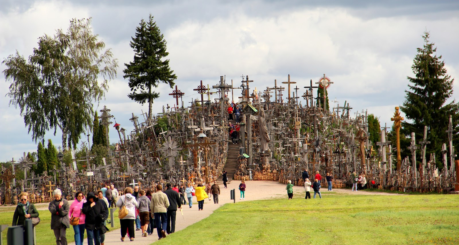 Гора Крестов в Литве тесно связана с множественными войнами и восстаниями – фотографии Литвы