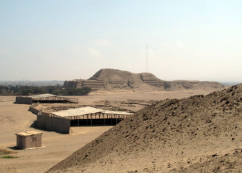 Вид на Храм Солнца с Храма Луны – фотографии Перу