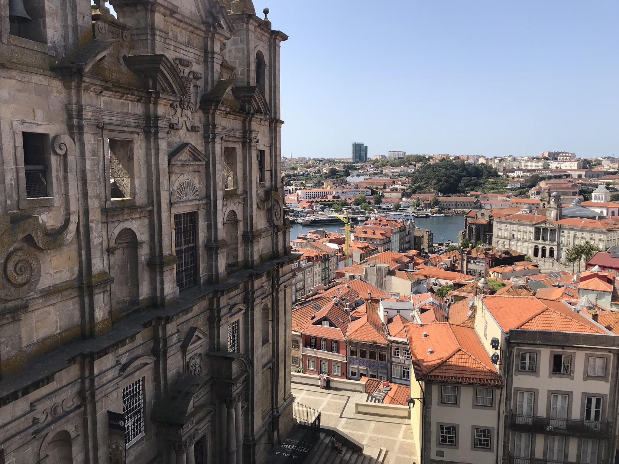 Вид на стену церкви и крыши старого Порту – фотографии Португалии