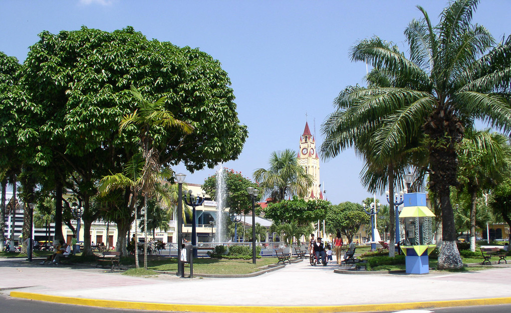 Сквер на площади Пласа-де-Армас в Икитосе, Перу – фотографии Перу