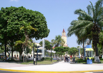 Сквер на площади Пласа-де-Армас в Икитосе, Перу – фотографии Перу