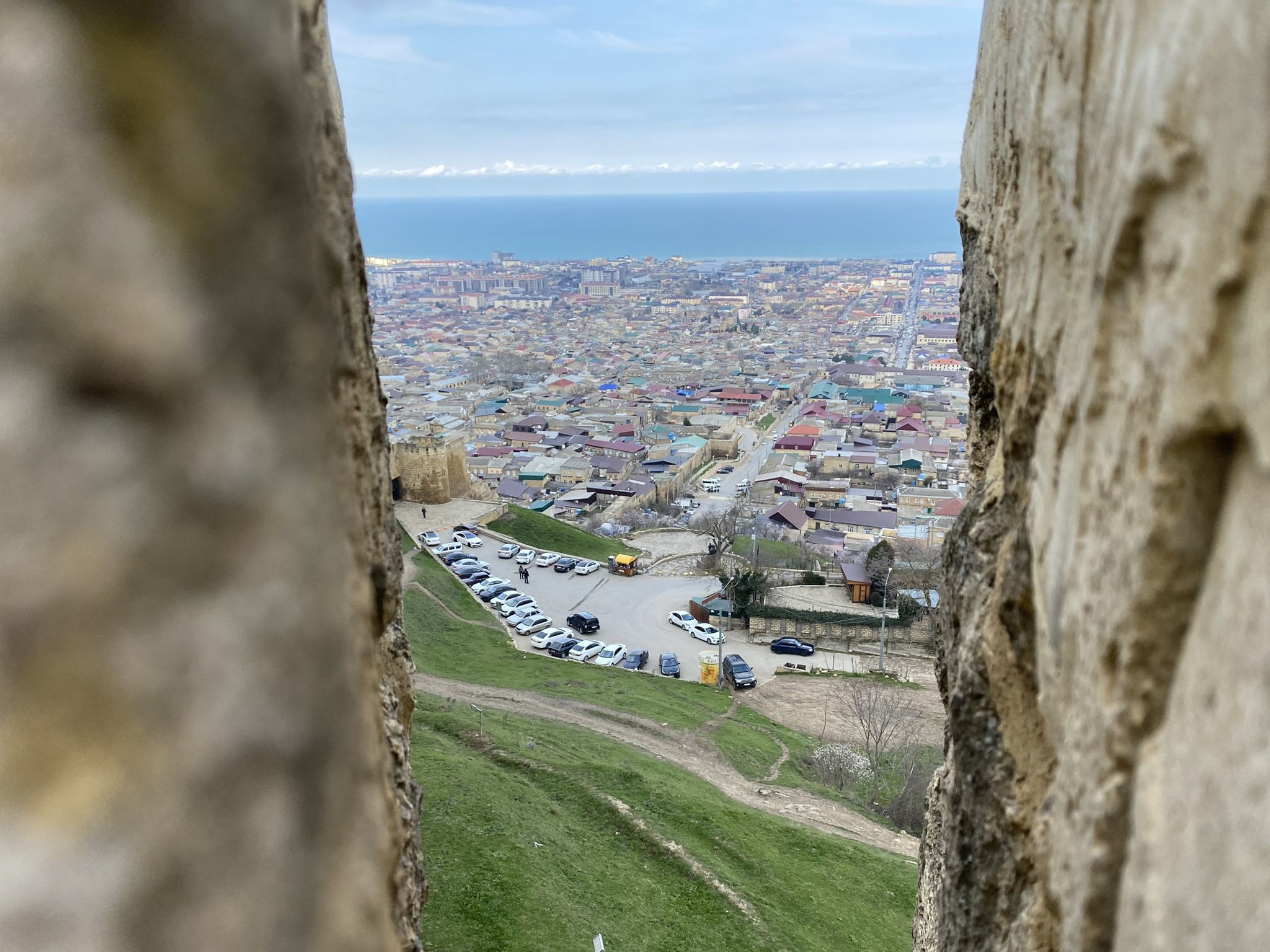 Нарын-кала, вид на город через крепостную стену – фотографии России