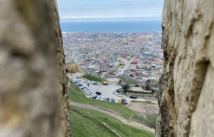 Нарын-кала, вид на город через крепостную стену – фотографии России