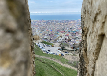 Нарын-кала, вид на город через крепостную стену – фотографии России