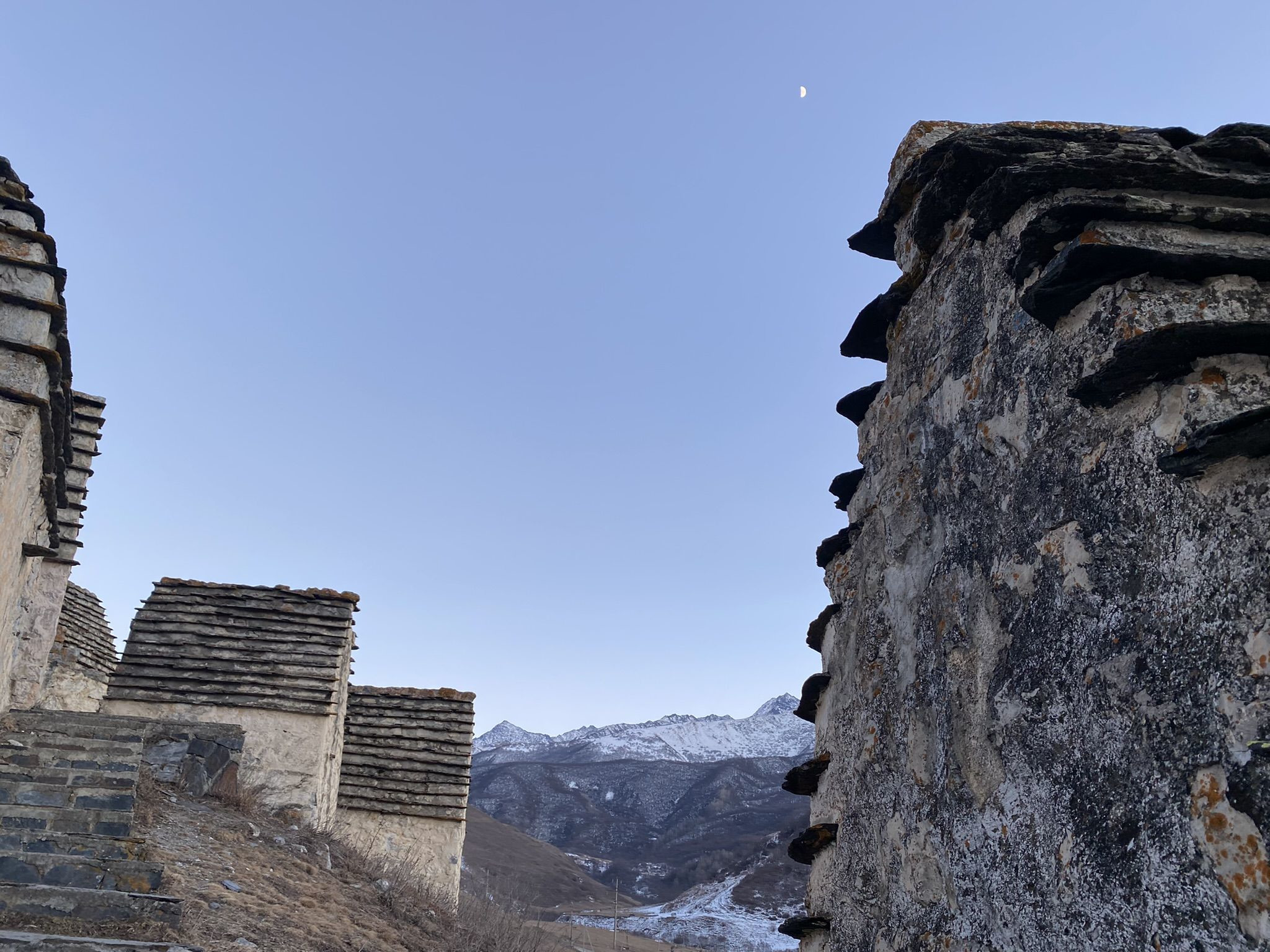 Город мёртвых Даргавс в Северной Осетии, ближе к вечеру в январе – фотографии России