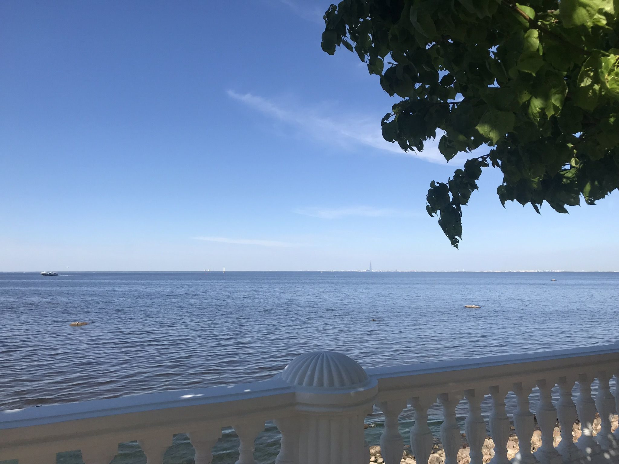 Набережная в Петергофе, вид на Финский залив – фотографии России