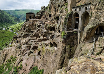 Добраться до пещерного города Вардзия проще в составе экскурсии – фотографии Грузии