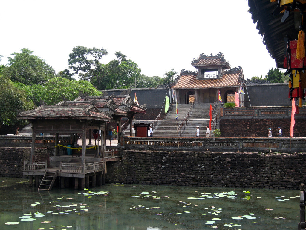 На территории гробницы Ты Дыка в пригороде Хюэ – фотографии Вьетнама