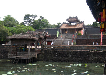 На территории гробницы Ты Дыка в пригороде Хюэ – фотографии Вьетнама