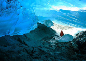 Ледяные пещеры Менденхолл в Аляске постоянно меняются из-за таяния льда и спада ледников – фотографии США