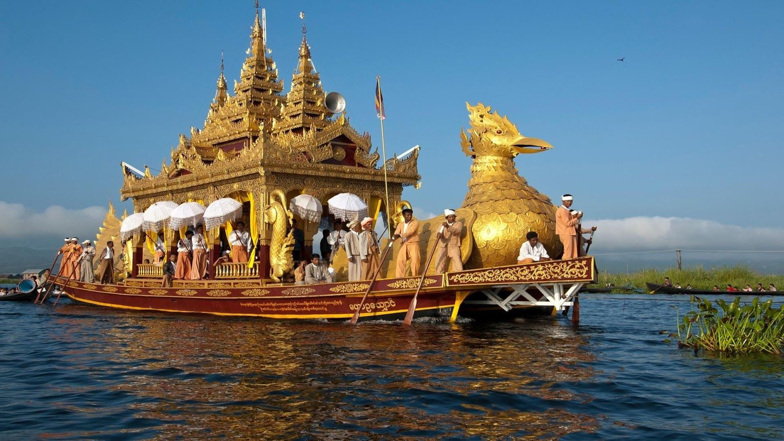 Мужчины с веслами на церемониальной лодке – фотографии