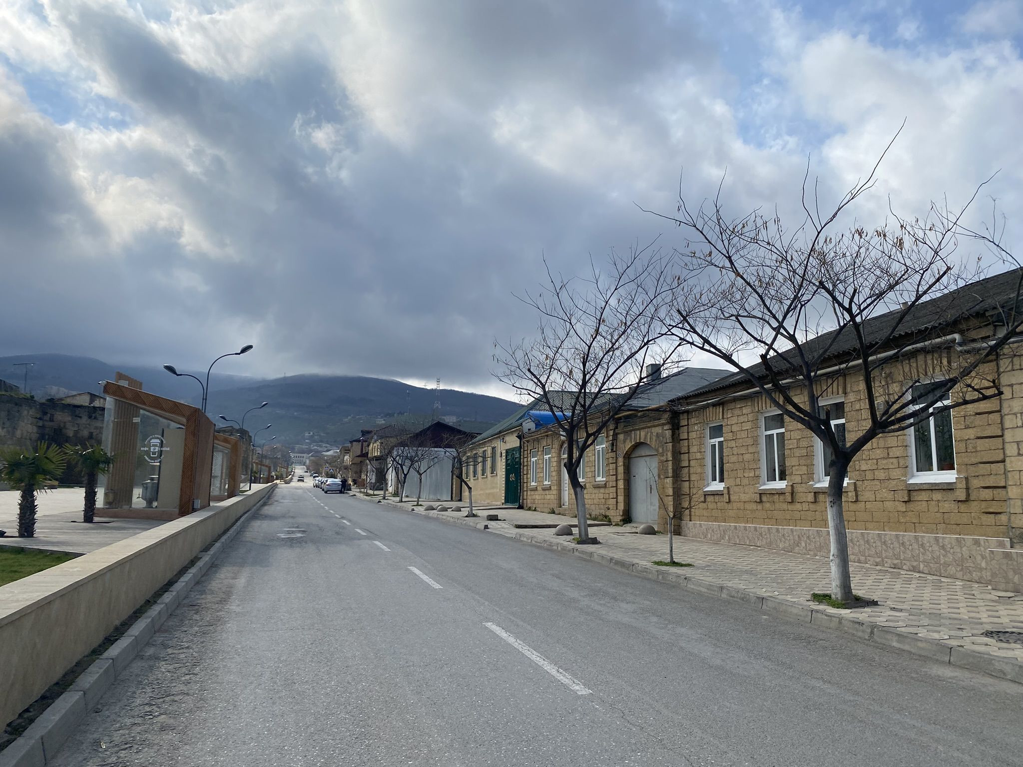 Улица рядом с крепостной стеной, Дербент, март 2022 – фотографии России