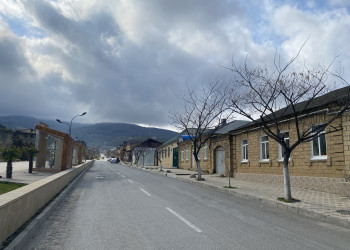 Улица рядом с крепостной стеной, Дербент, март 2022 – фотографии России