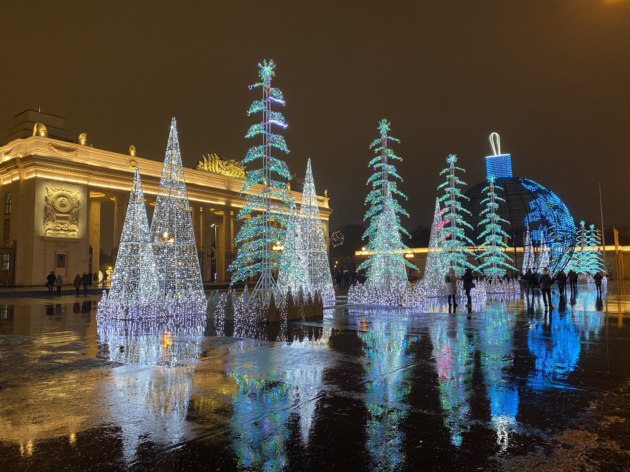 Новогодняя экспозиция возле главных ворот парка Горького в Москве – фотографии России