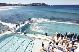 Если вы арендовали машину, то с парковками рядом с бассейном Bondi Icebergs довольно сложно – фотографии Австралии