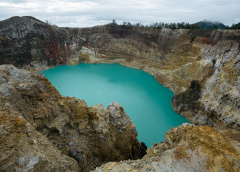 Озёра Келимуту являются одной из самых популярных достопримечательностей в Нуса-Тенгара в Индонезии – фотографии Индонезии