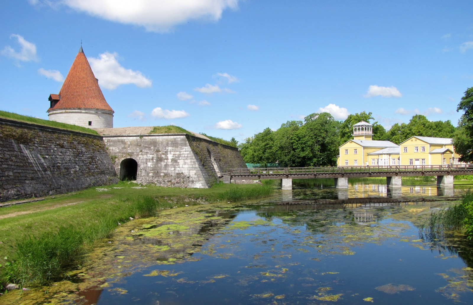 Епископский замок (Kuressaare piiskopilinnus) – фотографии Эстонии
