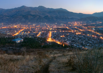 Ночные огни города Ванадзор. Армения. – фотографии Армении