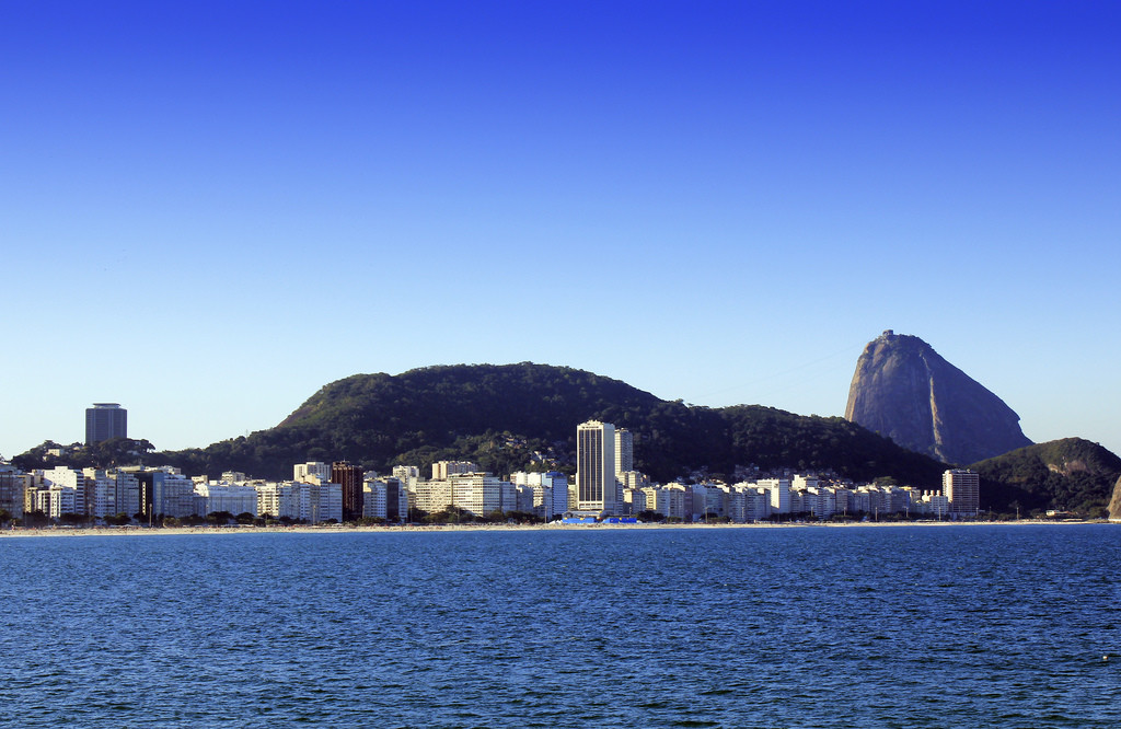 Копакабана (Copacabana) – один из самых известных пляжей Рио – фотографии Бразилии