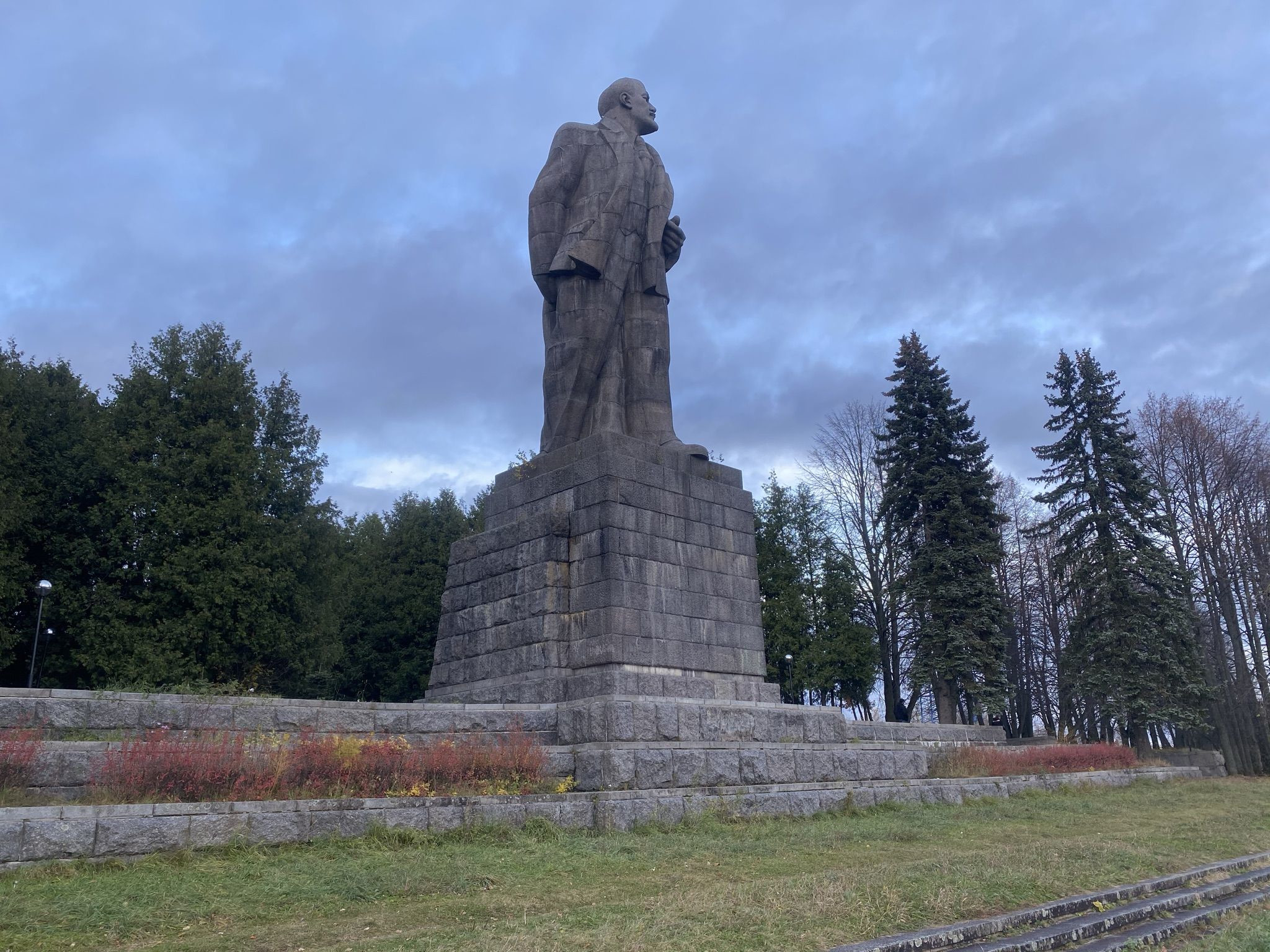 Памятник Ленину у входа в Канал имени Москвы, Дубна – фотографии России