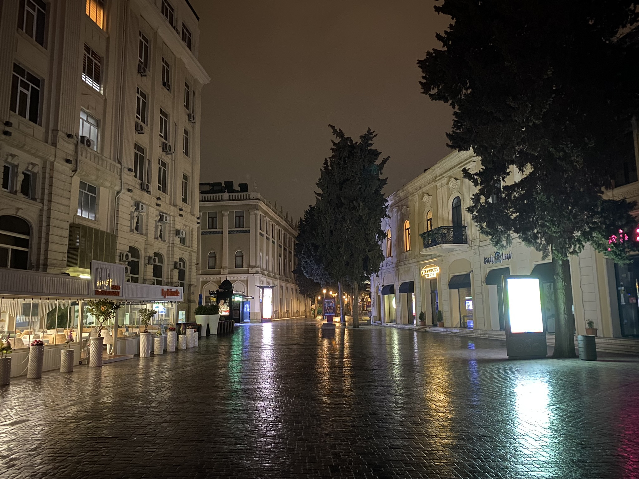 Ночные улицы Баку в центре, Азербайджан – фотографии Азербайджана