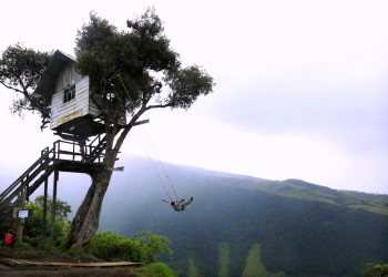 Пункт сейсмического мониторинга Casa del Arbol похож на скворечник, здесь висят качели “Конец света" – фотографии Эквадора