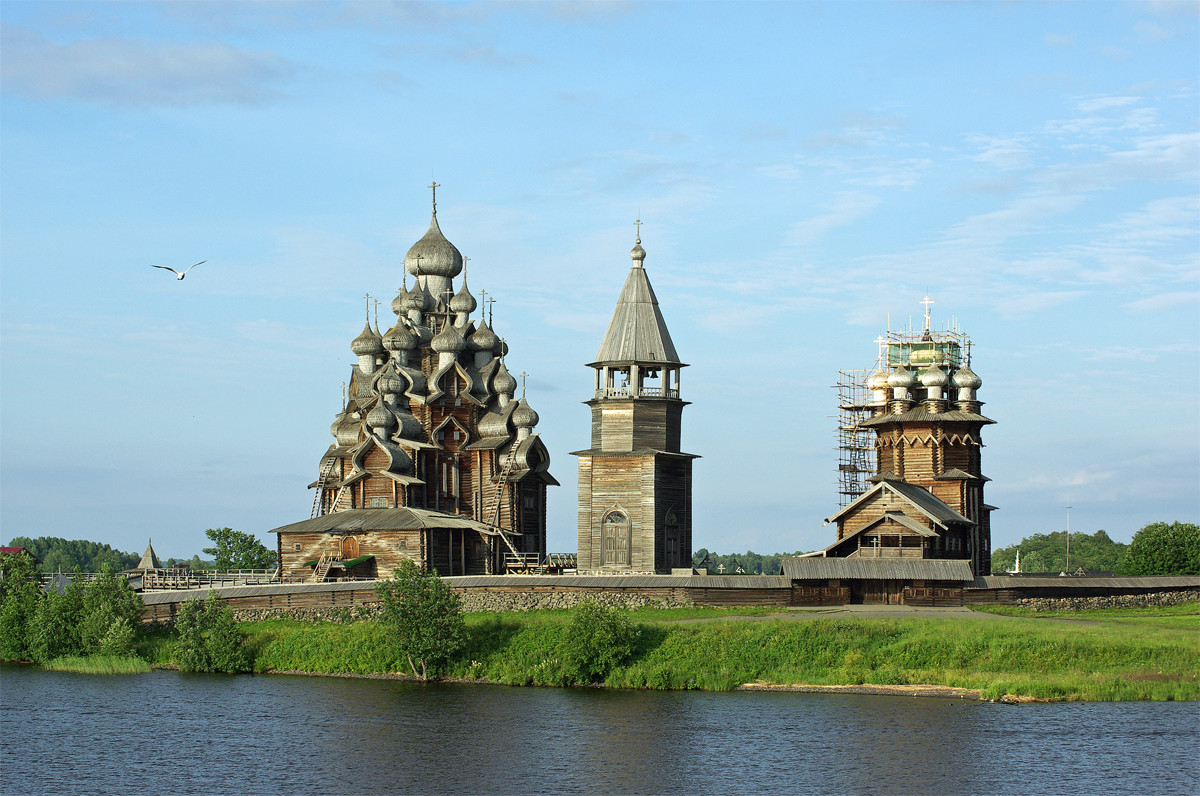 Архитектурный ансамбль Кижи (Kizhi Pogost) на Онежском озере в Карелии – фотографии России