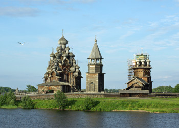 Архитектурный ансамбль Кижи (Kizhi Pogost) на Онежском озере в Карелии – фотографии России