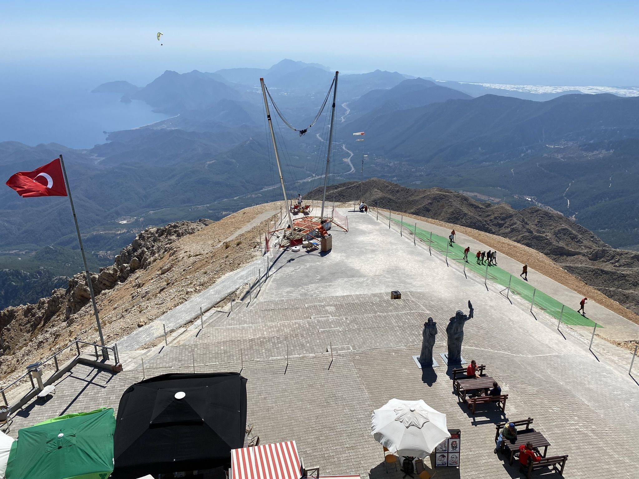Вид с крыши здания на верхней станции канатной дороги «Олимпос» – фотографии Турции