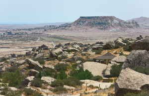 Доехать до заповедника Гобустан можно в составе экскурсионной группы  – фотографии Азербайджана