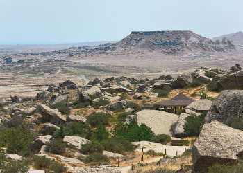 Доехать до заповедника Гобустан можно в составе экскурсионной группы – фотографии Азербайджана