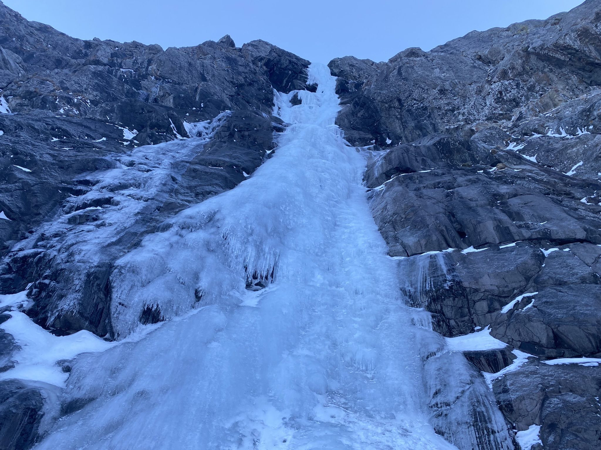 У основания замёрзшего водопада Малый Зейгалан – фотографии России