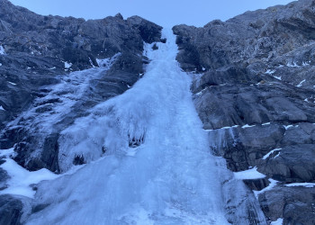 У основания замёрзшего водопада Малый Зейгалан – фотографии России
