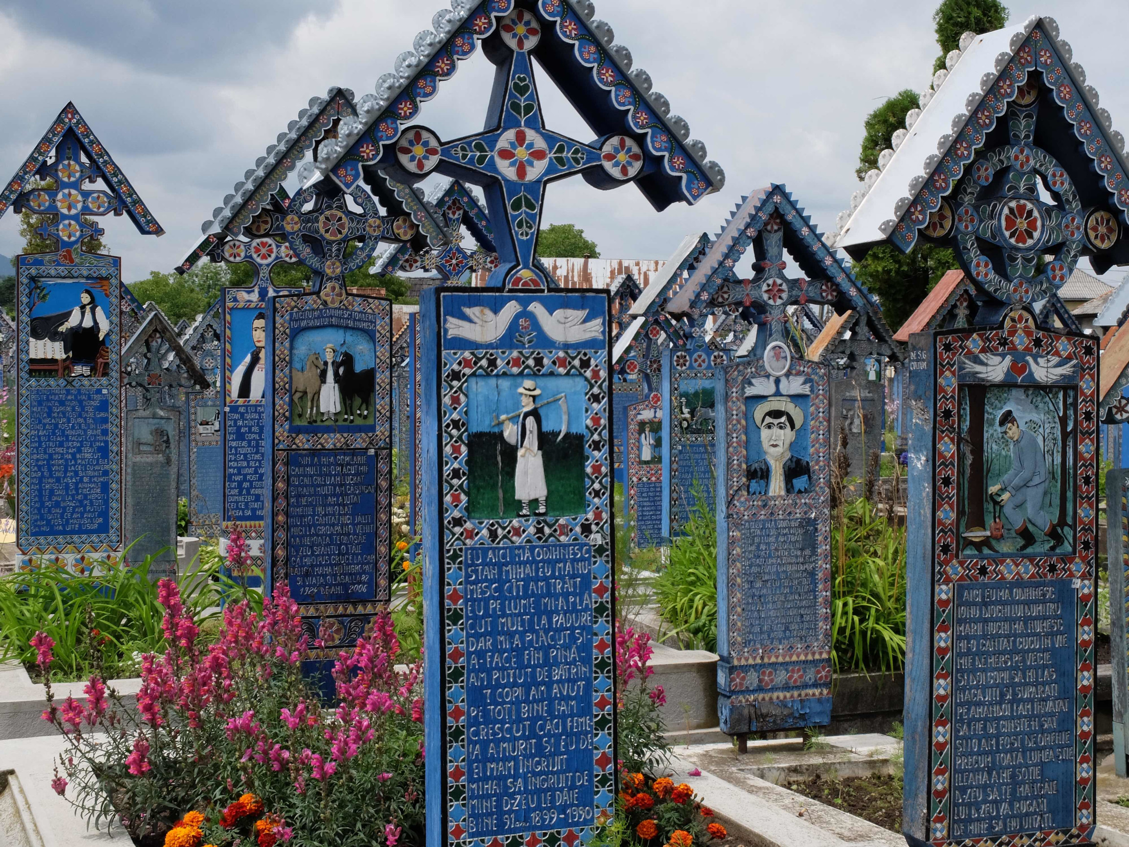 Изображенный на деревянном кресте либо в его момент смерти, либо занимается любимым делом по жизни – фотографии Румынии