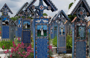 Изображенный на деревянном кресте либо в его момент смерти, либо занимается любимым делом по жизни – фотографии Румынии