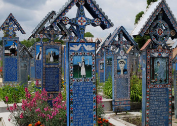 Изображенный на деревянном кресте либо в его момент смерти, либо занимается любимым делом по жизни – фотографии Румынии