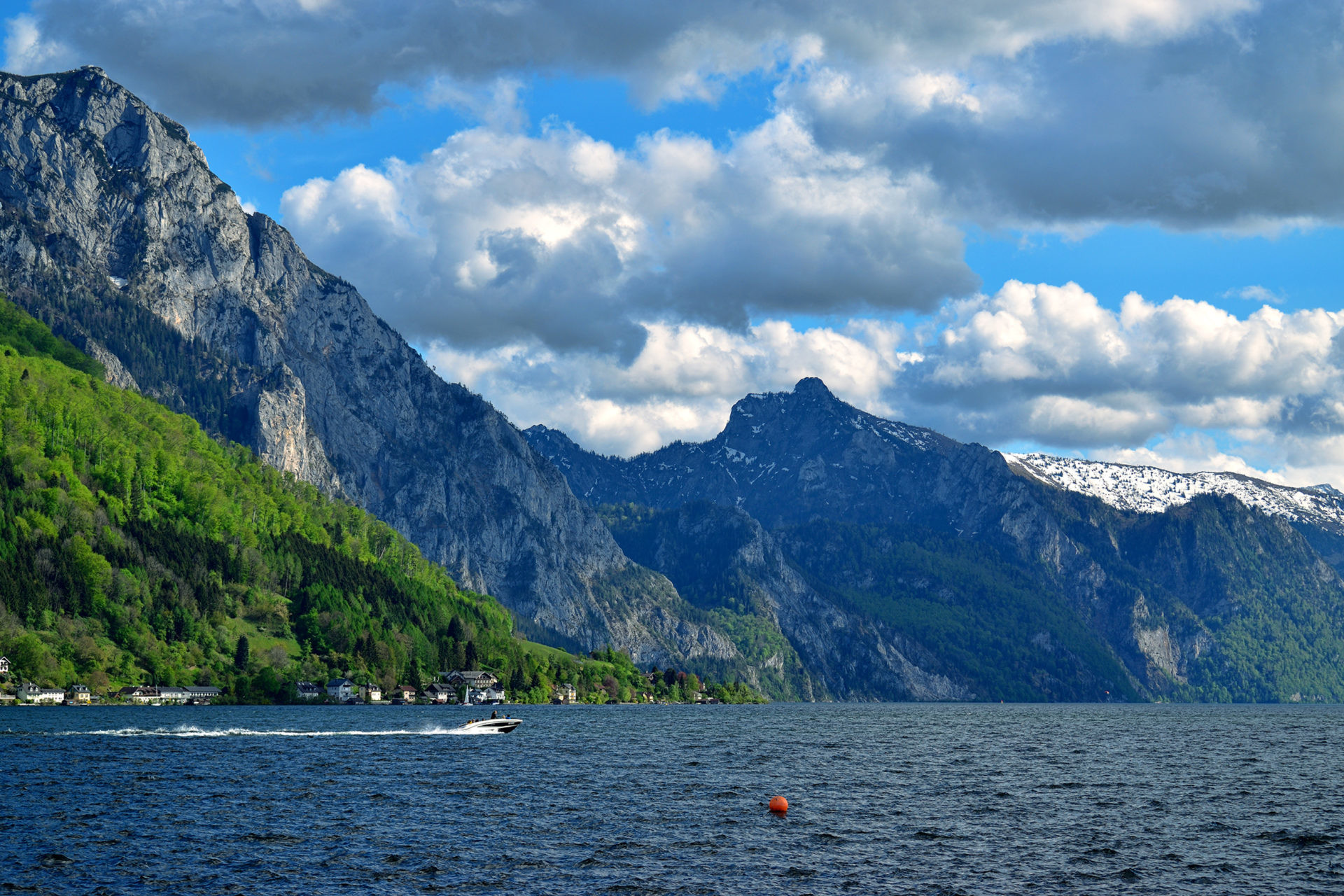 Гмунден находится на берегу Аттерзее озера. Австрия – фотографии Австрии