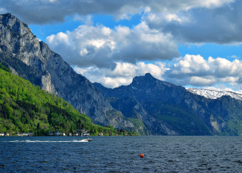 Гмунден находится на берегу Аттерзее озера. Австрия – фотографии Австрии