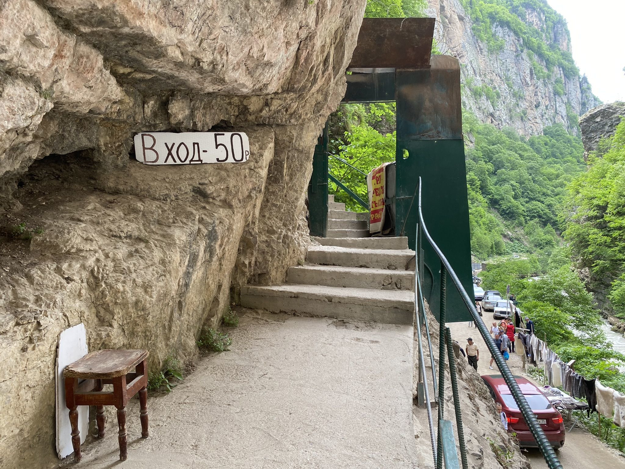 Лестница к смотровой площадке на Чегемских водопадах, вход 50 руб – фотографии России