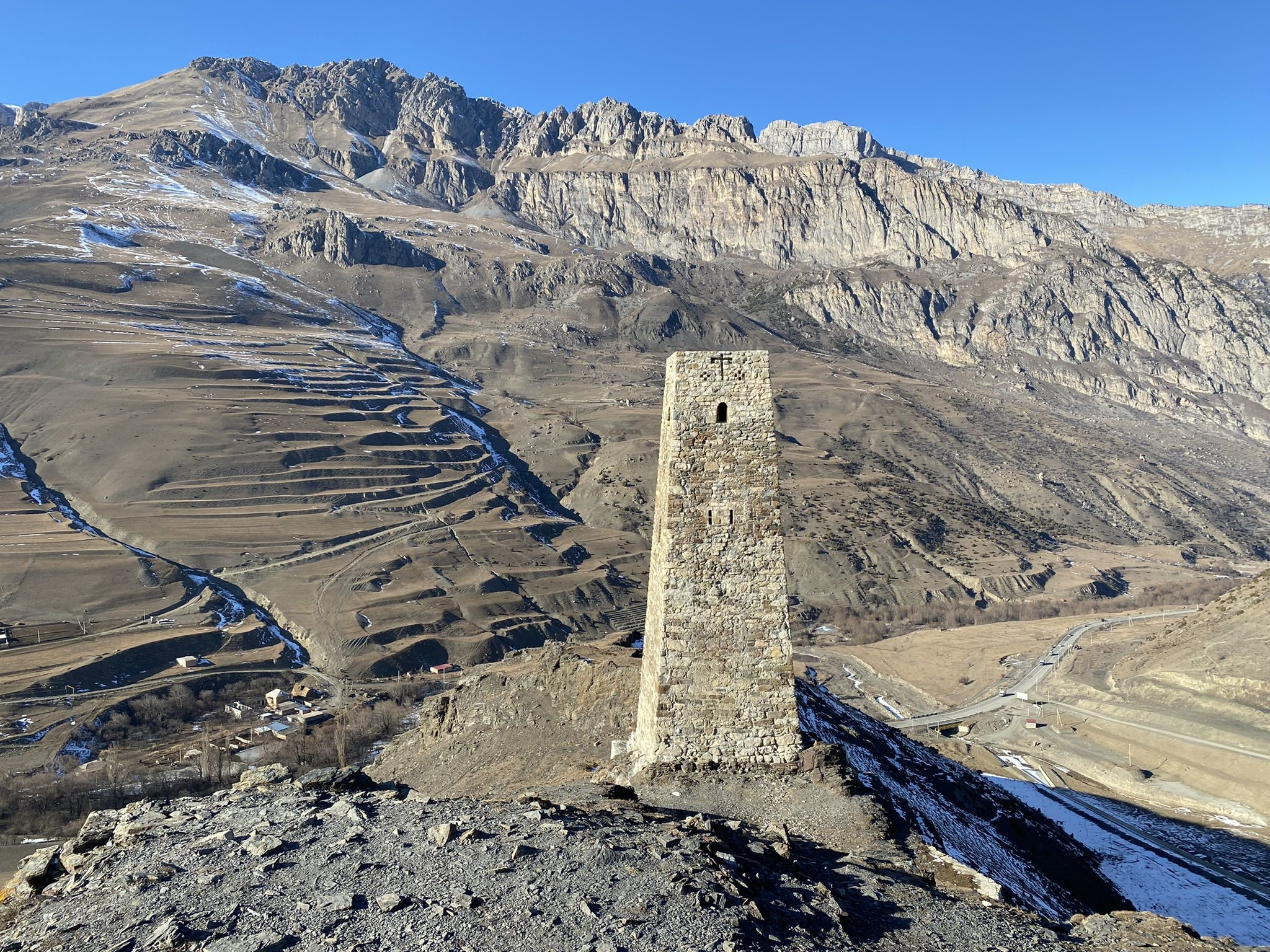 Вид на Башню Курта и Тага в Северной Осетии – фотографии России