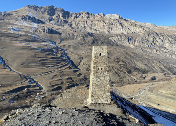 Вид на Башню Курта и Тага в Северной Осетии – фотографии России