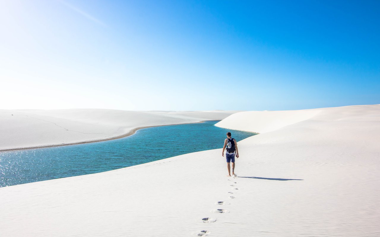 После треккинга по песку лучше всего броситься в прохладную чистую воду парка Ленсойс-Мараньенсис – фотографии Бразилии