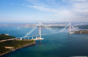 Постройки вантовых мостов во Владивостоке через пролив Босфор сократили время поездки на машине – фотографии России