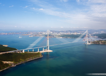 Постройки вантовых мостов во Владивостоке через пролив Босфор сократили время поездки на машине – фотографии России