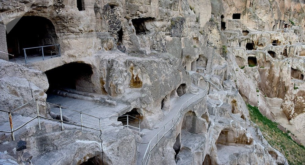 Целая сеть тоннелей и пещер расположена внутри отвесных скал пещерного города Вардзия – фотографии Грузии