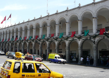 Транспорт на улице Пласа-де-Армас (Plaza de Armas) в Перу – фотографии Перу